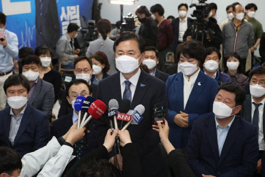 지난 4월 7일 김영춘 더불어민주당 부산시장 후보가 부산 부산진구 선거사무소에서 보궐선거 패배를 받아들인다는 입장을 밝히고 있다. [연합뉴스]